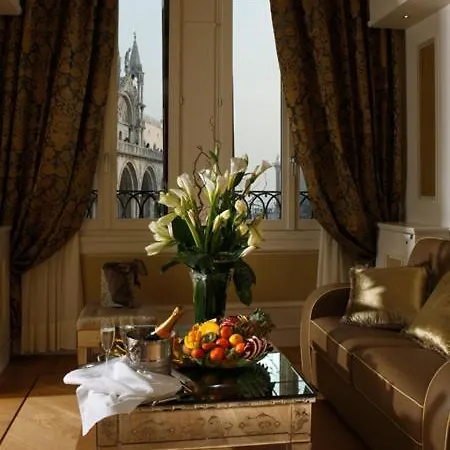 Torre Dell'orologio البندقية