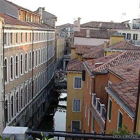 Torre Dell'orologio فندق