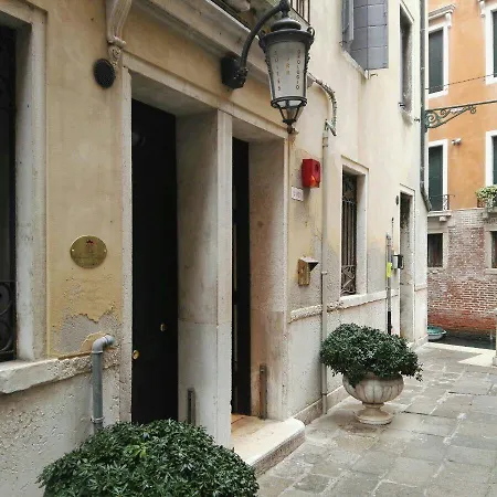 Torre Dell'orologio فندق 4*