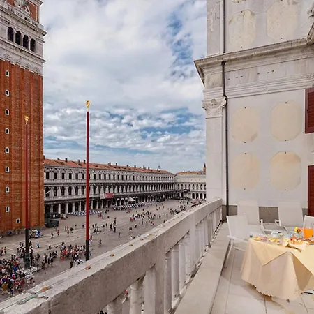 Torre Dell'orologio 4* البندقية